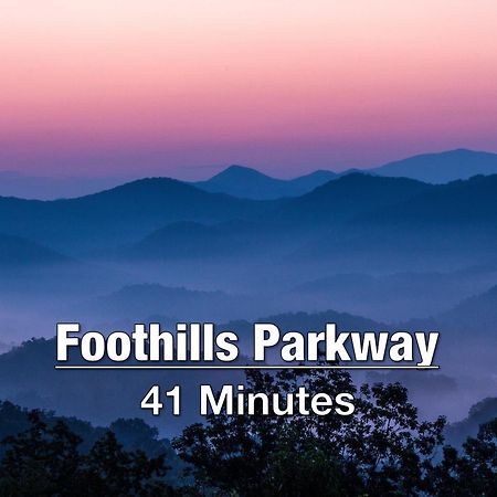 New Luxury Cabin With Stunning Mountainviews,Hottub, Firepit, Fireplace,2 Kingbeds, 2 Covereddecks,Bbqgrill, Shuffleboard And Pool Access Сивиървил Екстериор снимка