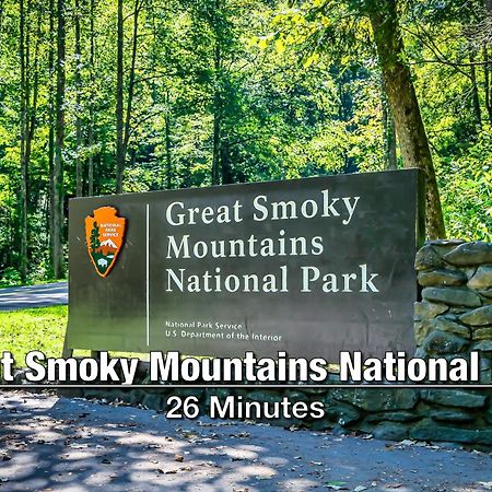 New Luxury Cabin With Stunning Mountainviews,Hottub, Firepit, Fireplace,2 Kingbeds, 2 Covereddecks,Bbqgrill, Shuffleboard And Pool Access Сивиървил Екстериор снимка