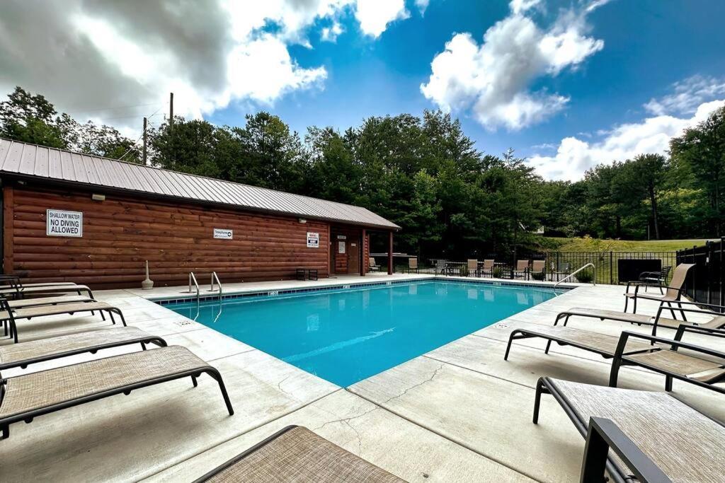 New Luxury Cabin With Stunning Mountainviews,Hottub, Firepit, Fireplace,2 Kingbeds, 2 Covereddecks,Bbqgrill, Shuffleboard And Pool Access Сивиървил Екстериор снимка