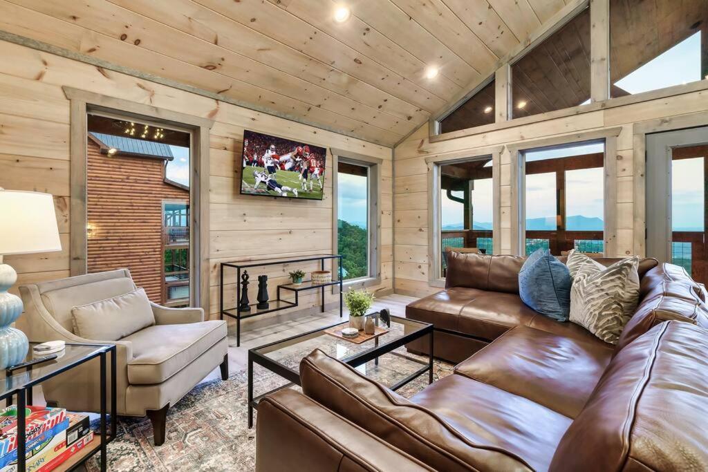 New Luxury Cabin With Stunning Mountainviews,Hottub, Firepit, Fireplace,2 Kingbeds, 2 Covereddecks,Bbqgrill, Shuffleboard And Pool Access Сивиървил Екстериор снимка