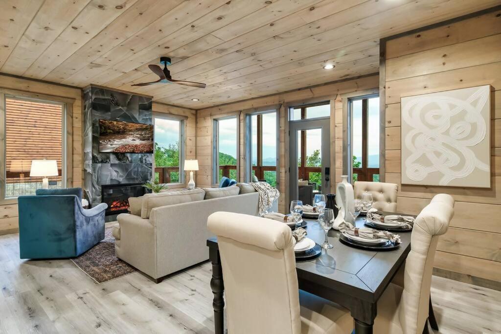 New Luxury Cabin With Stunning Mountainviews,Hottub, Firepit, Fireplace,2 Kingbeds, 2 Covereddecks,Bbqgrill, Shuffleboard And Pool Access Сивиървил Екстериор снимка