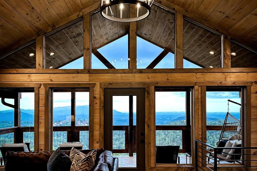 New Luxury Cabin With Stunning Mountainviews,Hottub, Firepit, Fireplace,2 Kingbeds, 2 Covereddecks,Bbqgrill, Shuffleboard And Pool Access Сивиървил Екстериор снимка