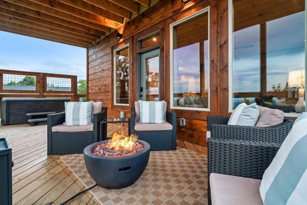 New Luxury Cabin With Stunning Mountainviews,Hottub, Firepit, Fireplace,2 Kingbeds, 2 Covereddecks,Bbqgrill, Shuffleboard And Pool Access Сивиървил Екстериор снимка