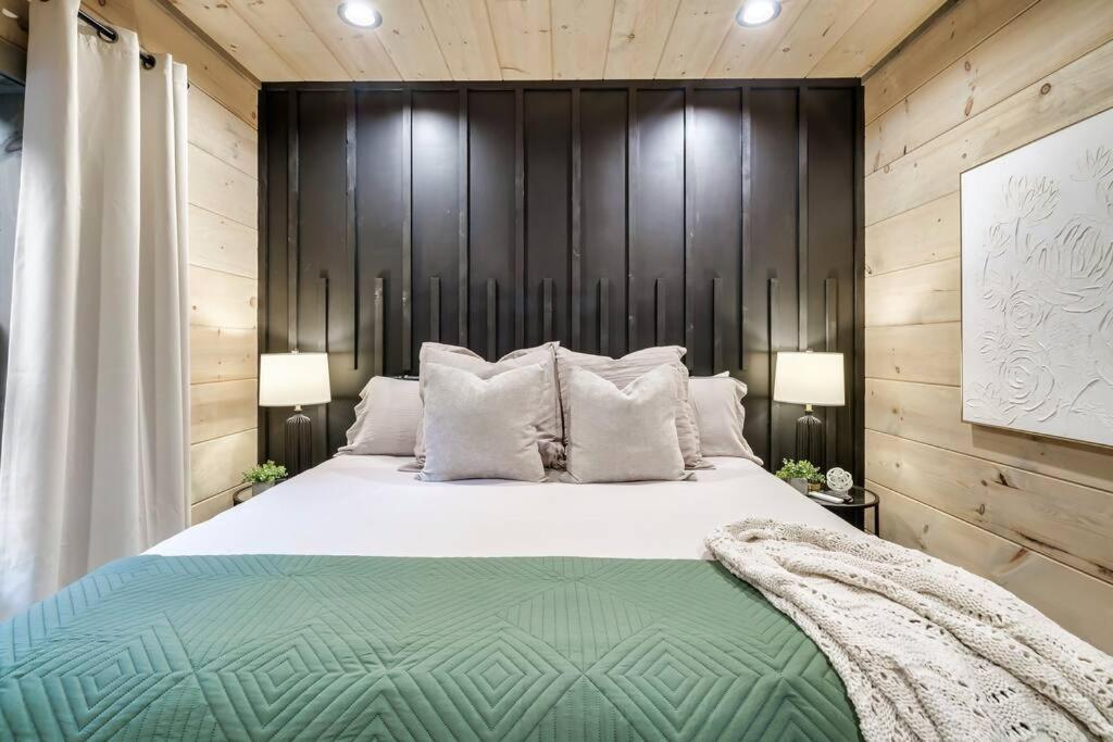 New Luxury Cabin With Stunning Mountainviews,Hottub, Firepit, Fireplace,2 Kingbeds, 2 Covereddecks,Bbqgrill, Shuffleboard And Pool Access Сивиървил Екстериор снимка