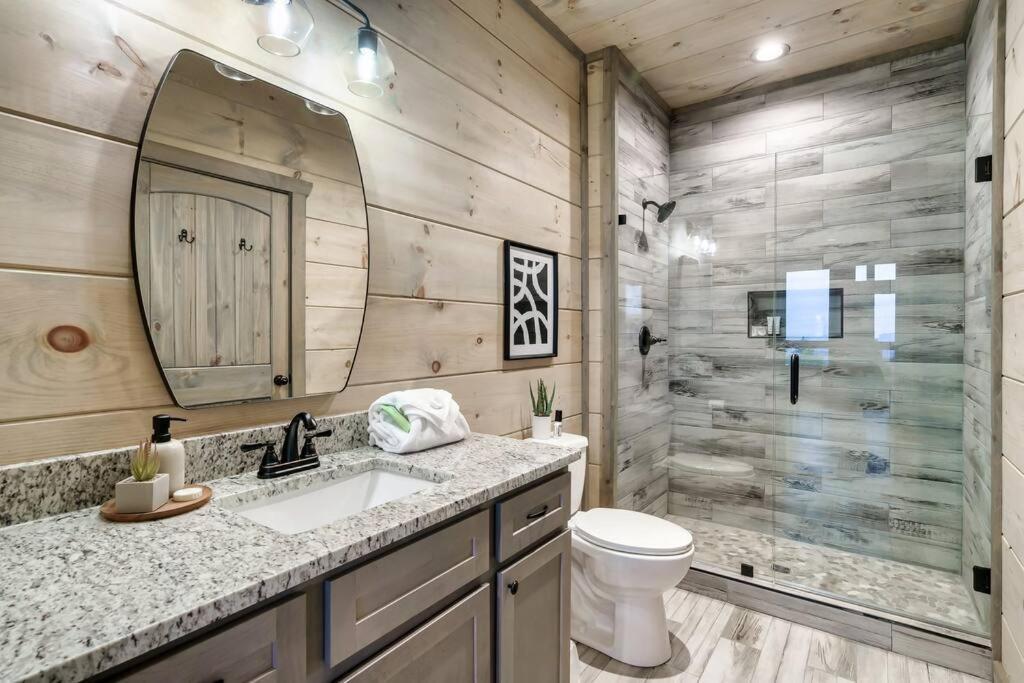 New Luxury Cabin With Stunning Mountainviews,Hottub, Firepit, Fireplace,2 Kingbeds, 2 Covereddecks,Bbqgrill, Shuffleboard And Pool Access Сивиървил Екстериор снимка