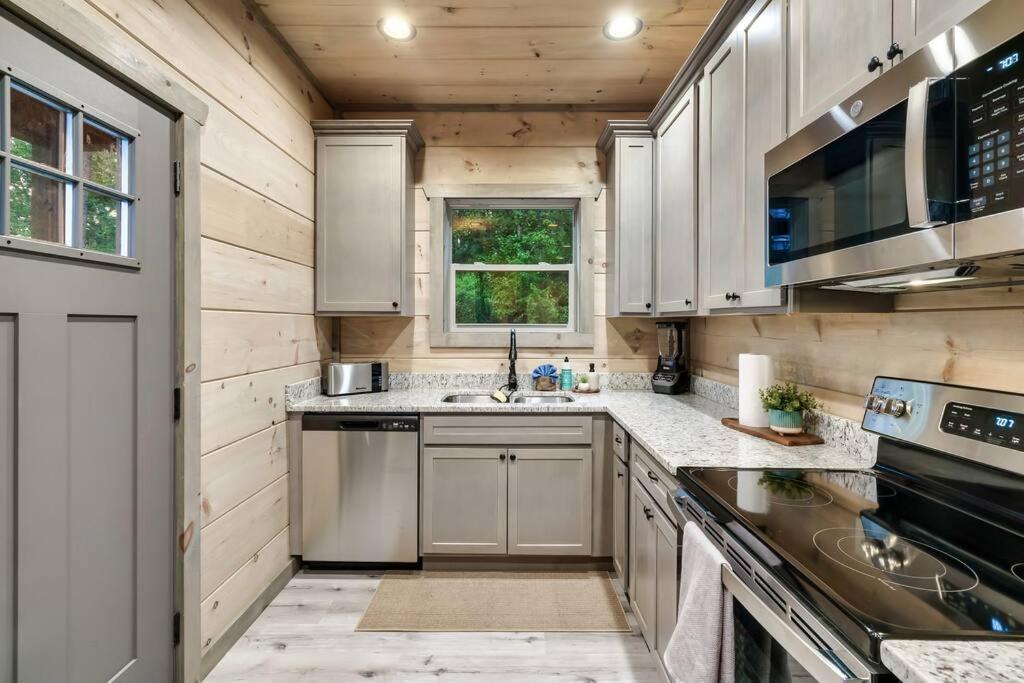New Luxury Cabin With Stunning Mountainviews,Hottub, Firepit, Fireplace,2 Kingbeds, 2 Covereddecks,Bbqgrill, Shuffleboard And Pool Access Сивиървил Екстериор снимка
