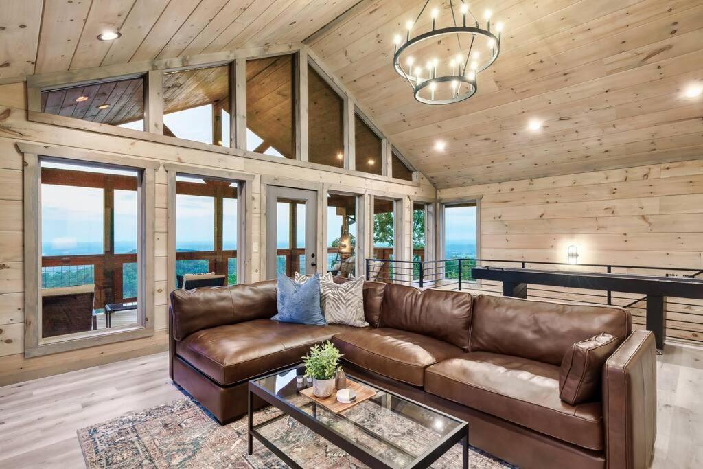 New Luxury Cabin With Stunning Mountainviews,Hottub, Firepit, Fireplace,2 Kingbeds, 2 Covereddecks,Bbqgrill, Shuffleboard And Pool Access Сивиървил Екстериор снимка