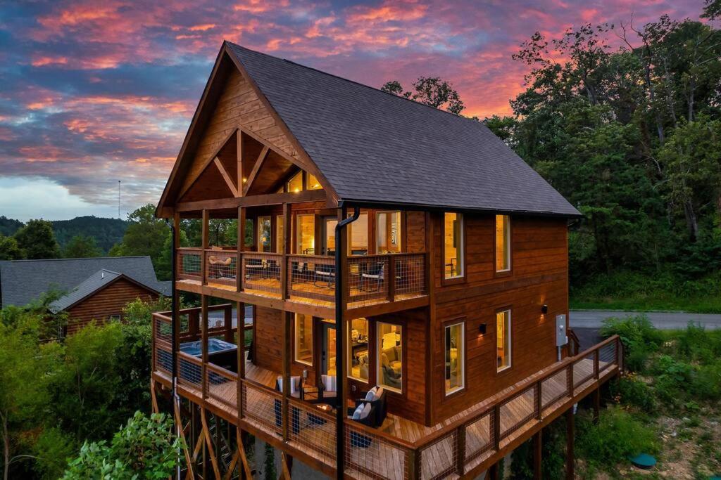 New Luxury Cabin With Stunning Mountainviews,Hottub, Firepit, Fireplace,2 Kingbeds, 2 Covereddecks,Bbqgrill, Shuffleboard And Pool Access Сивиървил Екстериор снимка