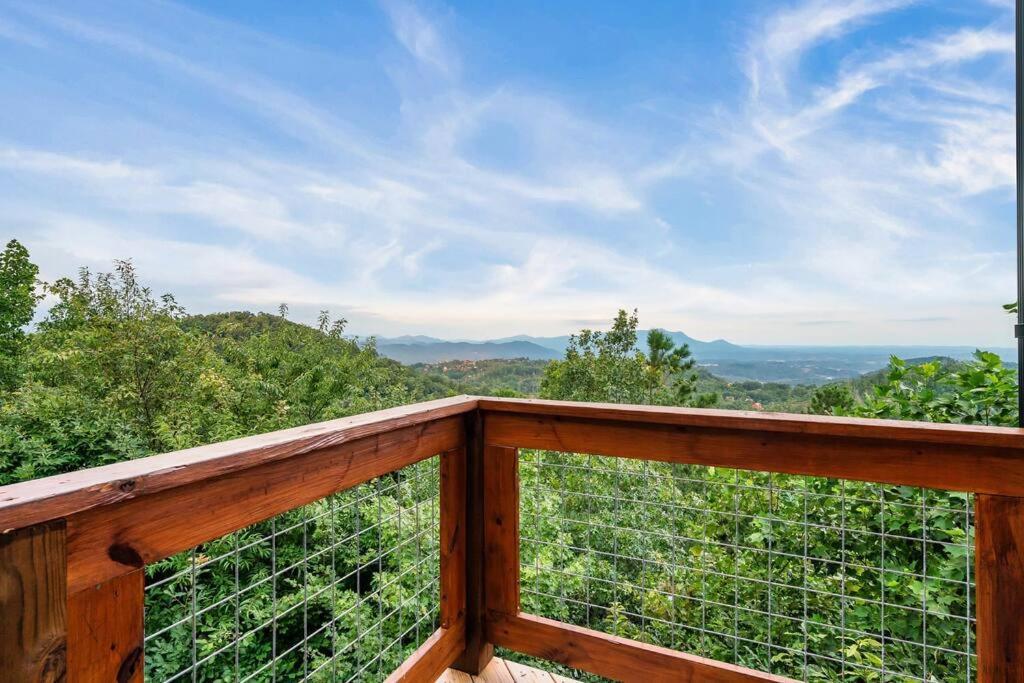 New Luxury Cabin With Stunning Mountainviews,Hottub, Firepit, Fireplace,2 Kingbeds, 2 Covereddecks,Bbqgrill, Shuffleboard And Pool Access Сивиървил Екстериор снимка