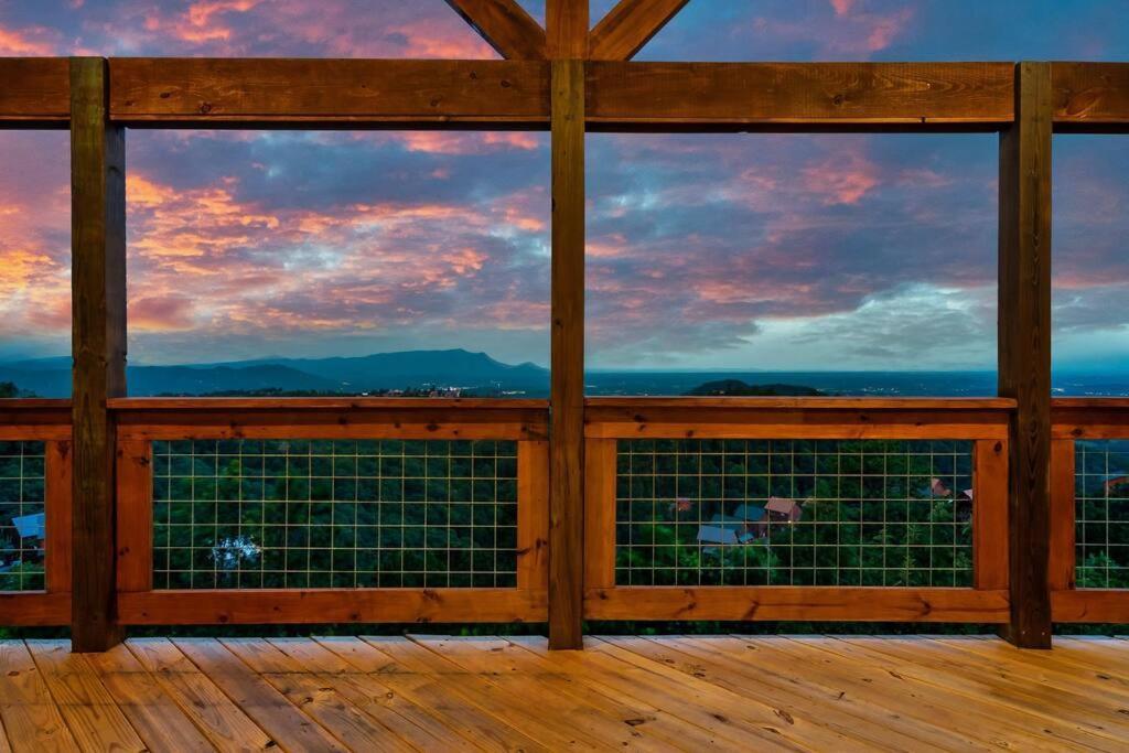 New Luxury Cabin With Stunning Mountainviews,Hottub, Firepit, Fireplace,2 Kingbeds, 2 Covereddecks,Bbqgrill, Shuffleboard And Pool Access Сивиървил Екстериор снимка