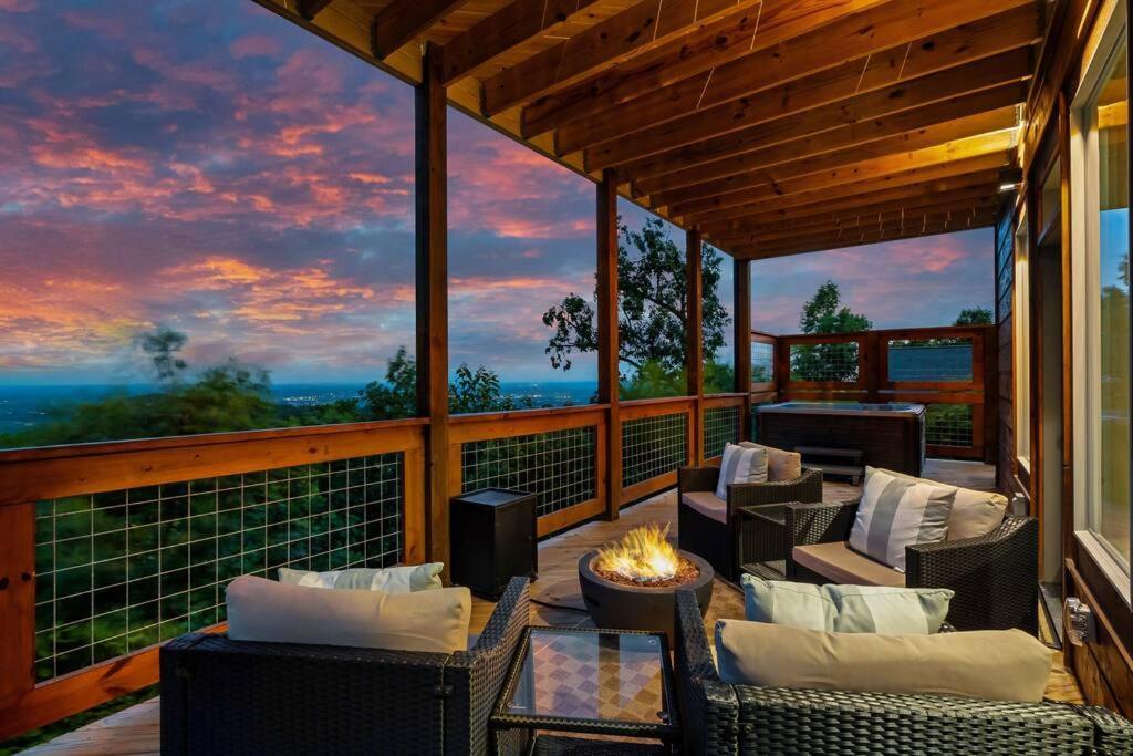 New Luxury Cabin With Stunning Mountainviews,Hottub, Firepit, Fireplace,2 Kingbeds, 2 Covereddecks,Bbqgrill, Shuffleboard And Pool Access Сивиървил Екстериор снимка
