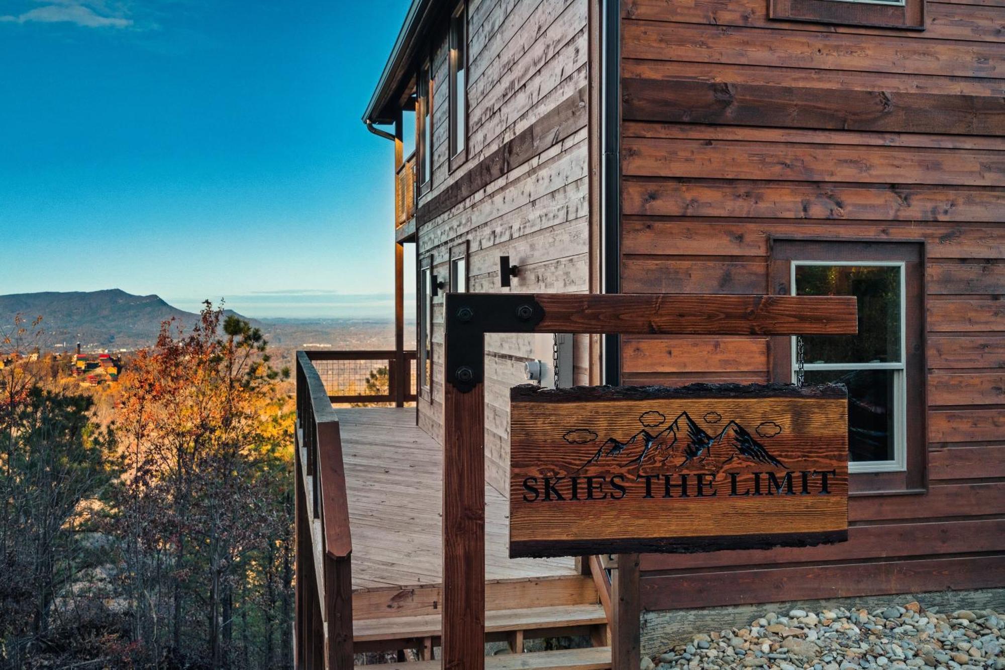 New Luxury Cabin With Stunning Mountainviews,Hottub, Firepit, Fireplace,2 Kingbeds, 2 Covereddecks,Bbqgrill, Shuffleboard And Pool Access Сивиървил Екстериор снимка