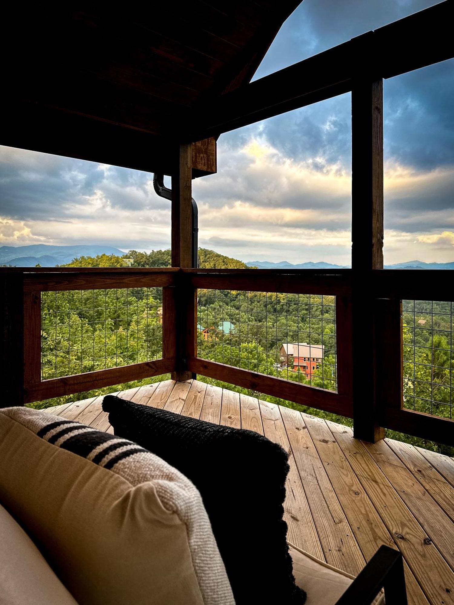 New Luxury Cabin With Stunning Mountainviews,Hottub, Firepit, Fireplace,2 Kingbeds, 2 Covereddecks,Bbqgrill, Shuffleboard And Pool Access Сивиървил Екстериор снимка