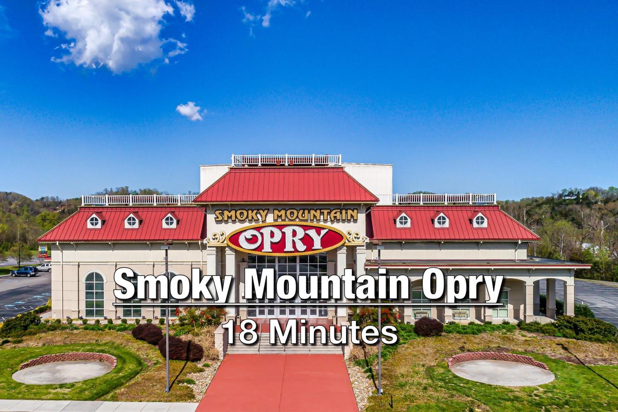 New Luxury Cabin With Stunning Mountainviews,Hottub, Firepit, Fireplace,2 Kingbeds, 2 Covereddecks,Bbqgrill, Shuffleboard And Pool Access Сивиървил Екстериор снимка