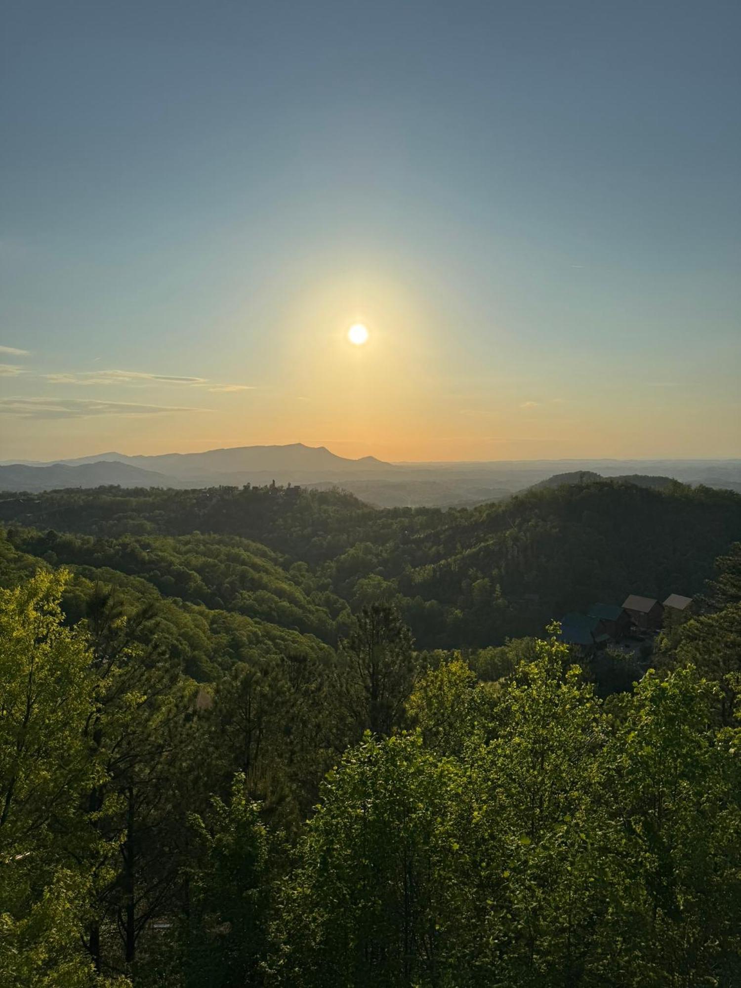 New Luxury Cabin With Stunning Mountainviews,Hottub, Firepit, Fireplace,2 Kingbeds, 2 Covereddecks,Bbqgrill, Shuffleboard And Pool Access Сивиървил Екстериор снимка